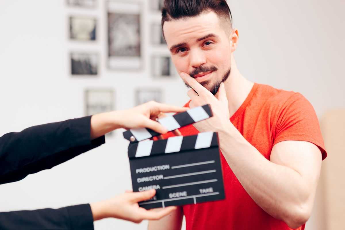 Offerta di lavoro in tv per uomini e donne