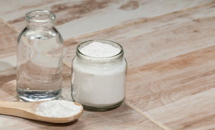 come pulire il divano in modo facile con una miscela