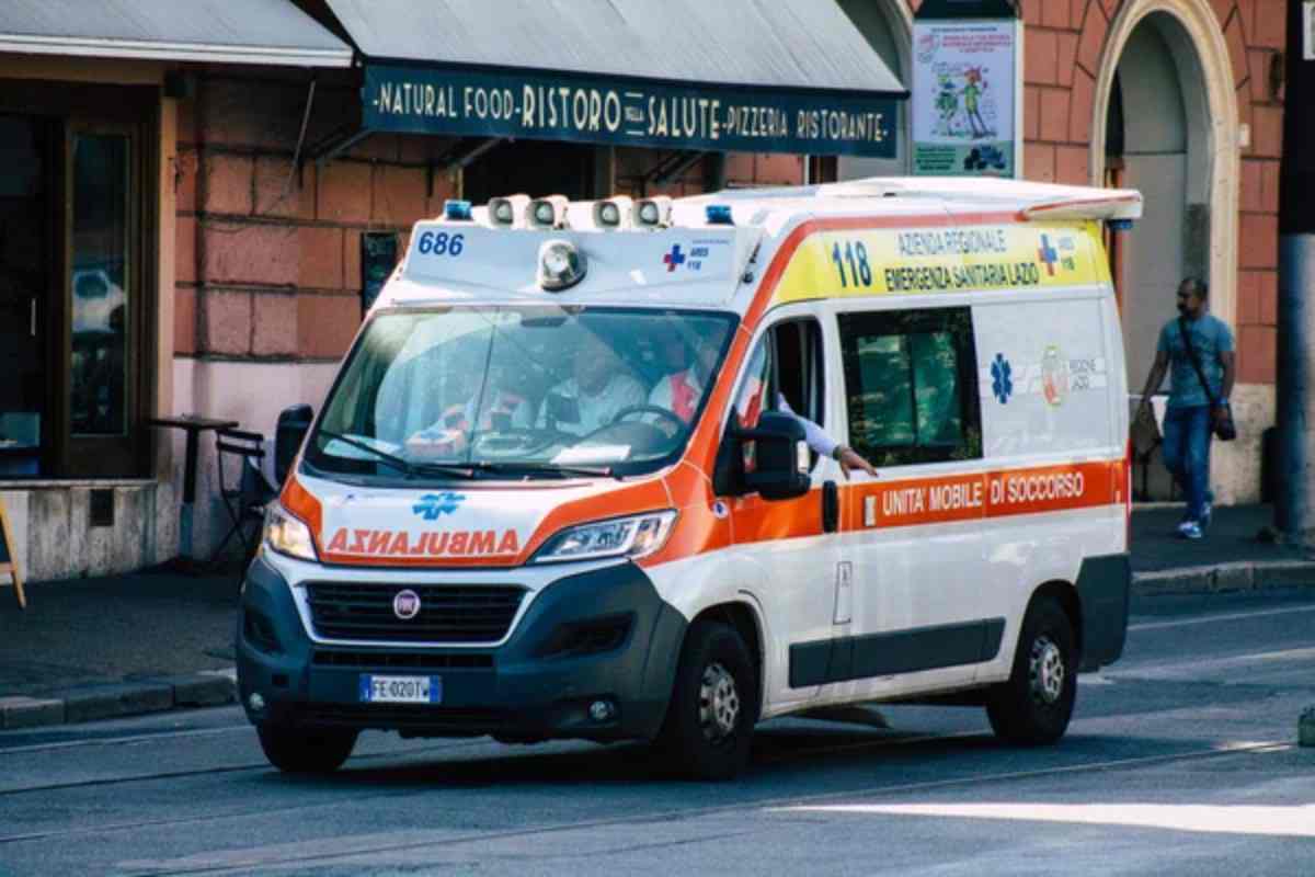 Ambulanza si schianta in strada