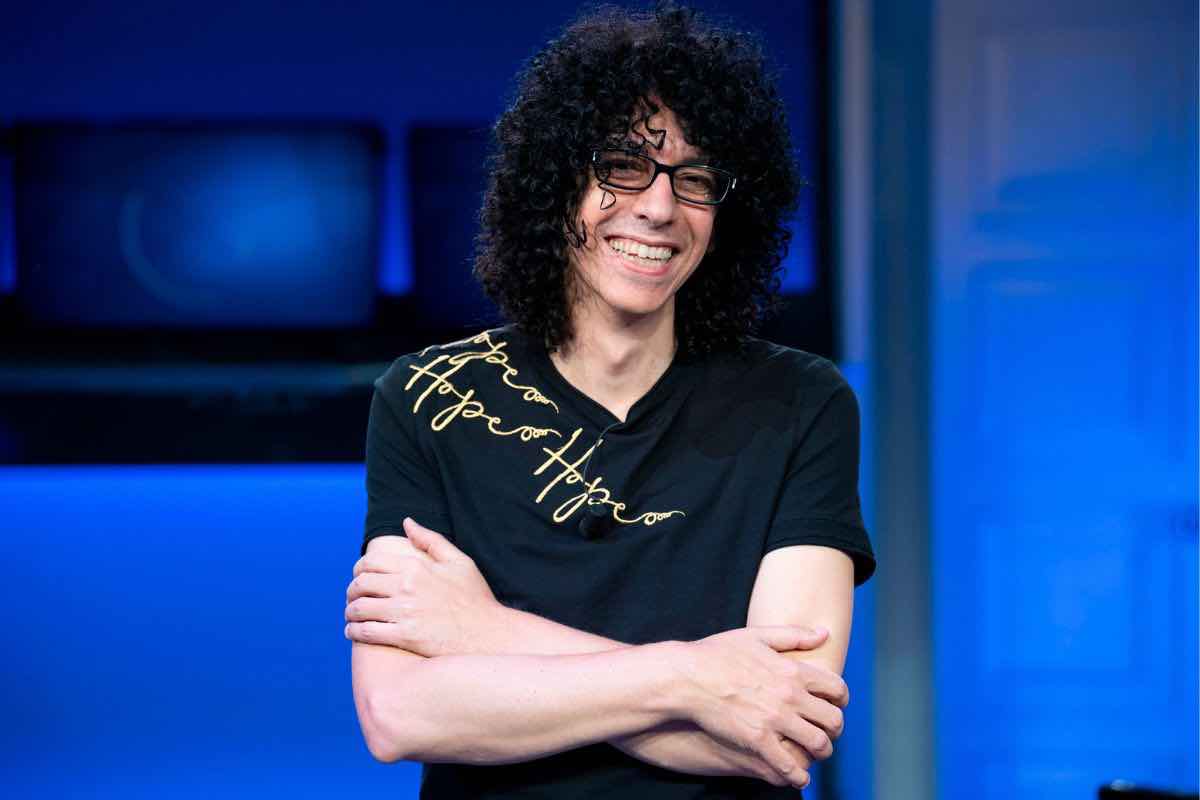 Giovanni Allevi suona per i bambini malati