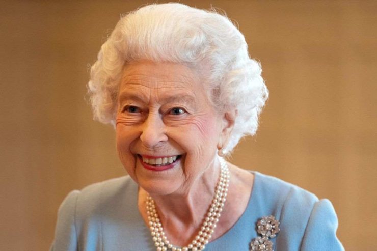 ultimo regalo carlo regina elisabetta