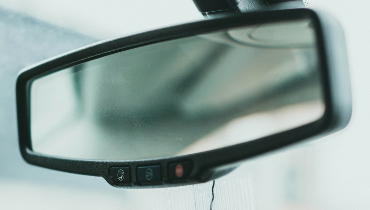 Fate così per godere dei vantaggi di questo bottone nello specchietto retrovisore