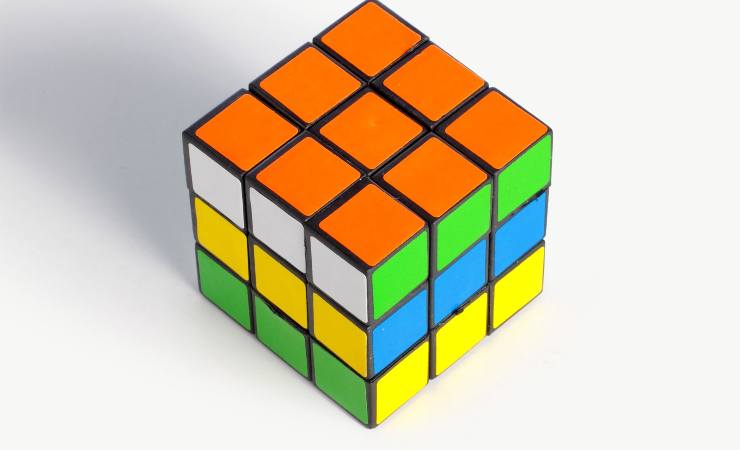 Bambina riesce a risolvere il cubo di Rubrik