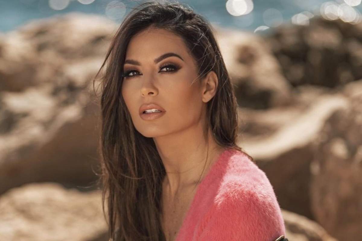 Elisabetta Gregoraci spunta dettaglio sul divano