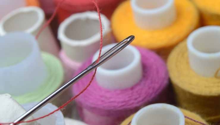 Filo da cucito e ago, come inserirlo nella cruna al primo colpo